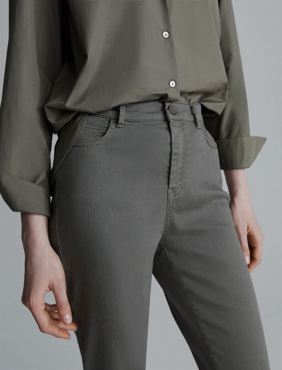 ausgestellte verkürzte jeans – olive