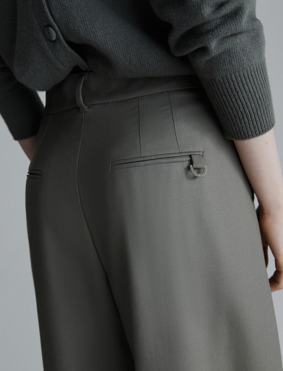 weit geschnittene gabardinehose – olive